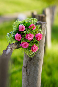 木栅栏上的花花束