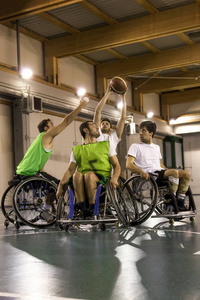 残疾人运动男子在打篮球时的行动
