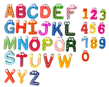 在白色背景下隔离的儿童木质彩色字母