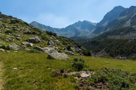 Begovitsa 河谷Yalovarnika 和牙峰Pirin 山保加利亚的景观