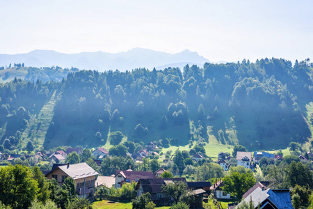 日光风景如画景观与绿色山脉