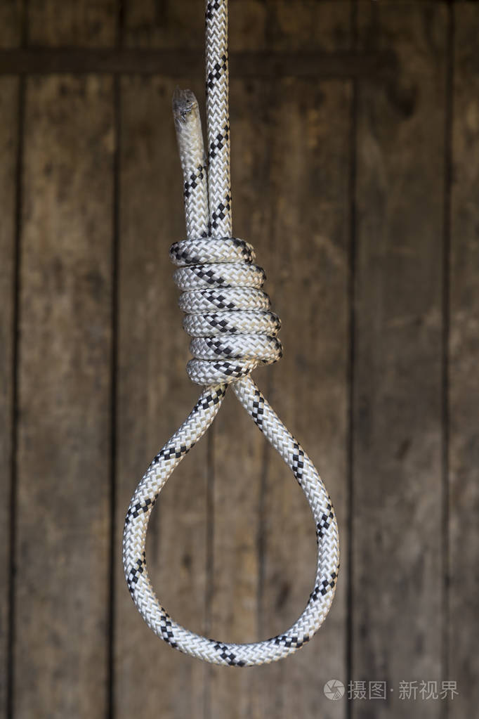 柚木木材背景上的绳子结