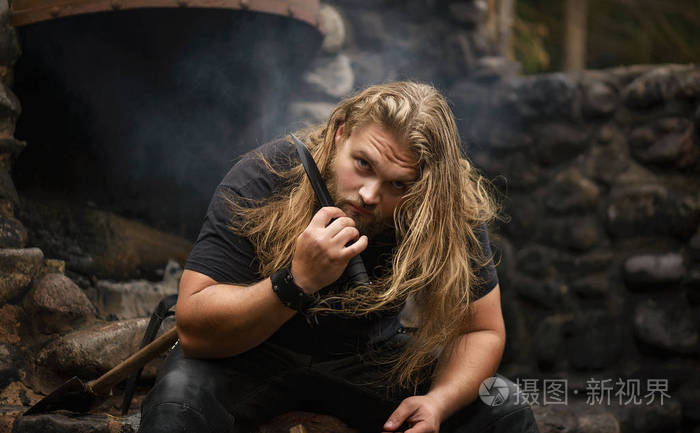 长长的头发轴附近森林房子的野蛮人