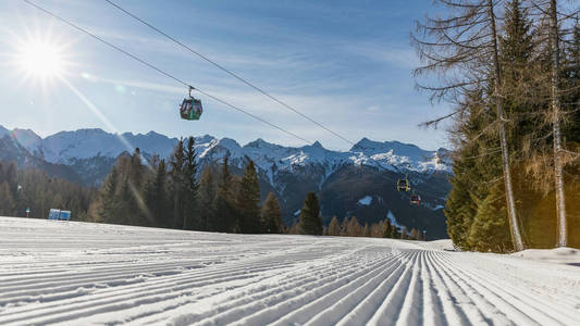 白云岩, 滑雪区与美丽的斜坡和蓝天。在晴朗的天气里, 冬天的滑雪斜坡是空的。准备滑雪斜坡, 阿尔卑斯 di Lusia, 意大利