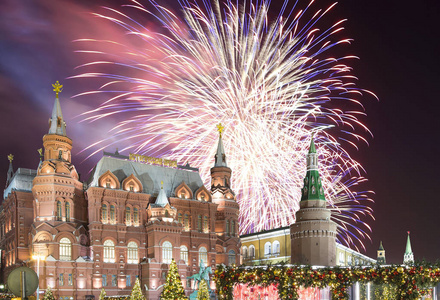 烟花在圣诞节 新年假日 照明和状态历史博物馆 题字俄语 在晚上, 在俄国莫斯科克里姆林宫附近