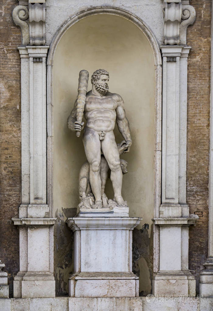 在意大利摩德纳的公爵宫殿入口处有一只三头狗的大力士雕像.