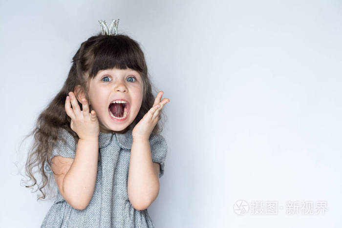 4-5 岁的女孩的肖像, 尖叫着张开嘴和疯狂的表情.惊讶或震惊的脸.