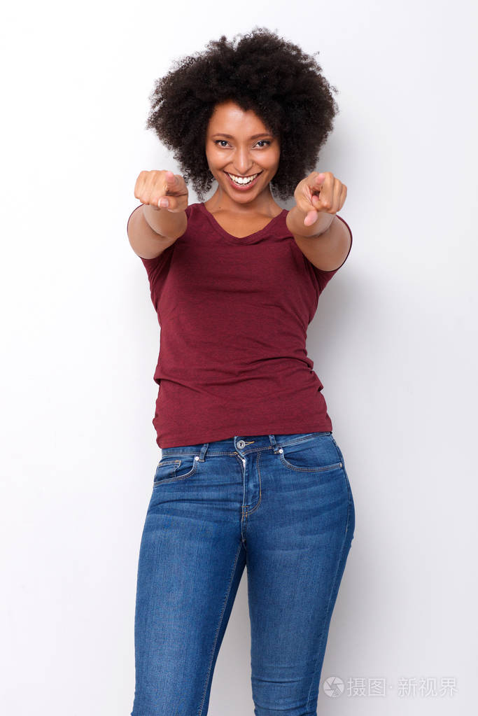冷的年轻黑人妇女的肖像指着双手的手指和微笑