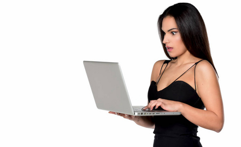 美丽的微笑的女人与笔记本电脑孤立的白色背景