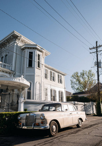 美国新奥尔良的别墅和停用复古车