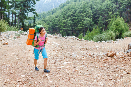 旅行妇女与背包沿山路漫步在土耳其时利西亚小径