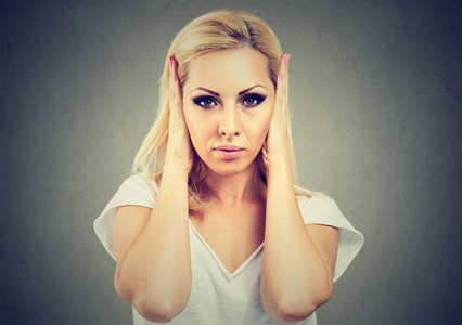 讨厌的女孩捂着耳朵不愿听谣言照片