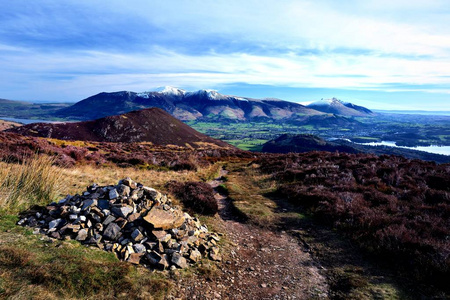 望着手推车到 Skiddaw