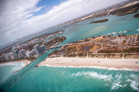 从直升机上看到的迈阿密海滩海岸线和 Haulover 公园
