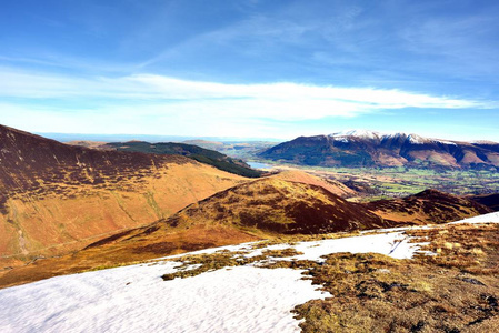 望着手推车到 Skiddaw