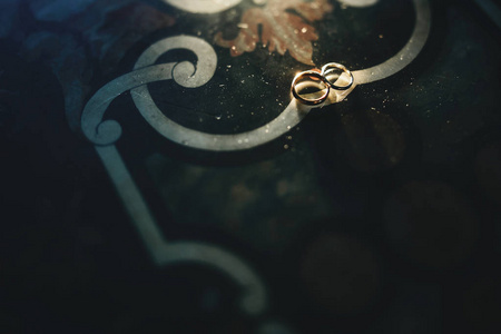 金色的结婚戒指躺在桌子上, 原来的设计