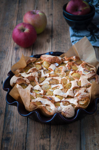 在一个木桌上的形式烘烤苹果馅饼从空气面团和新鲜的苹果。夏.苹果卷