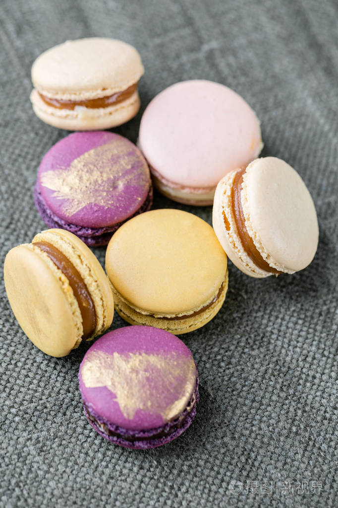 特写彩色法国或意大利 macaron 在白色木桌上.