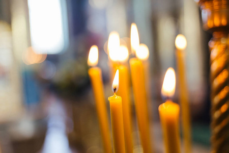 蜡烛从蜂蜡烧伤在教会里