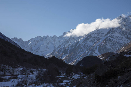 山水风光秀丽, 景色秀美, 风景如画的山谷, 顶着蓝天。北高加索的狂放的自然, 旅行和旅游业