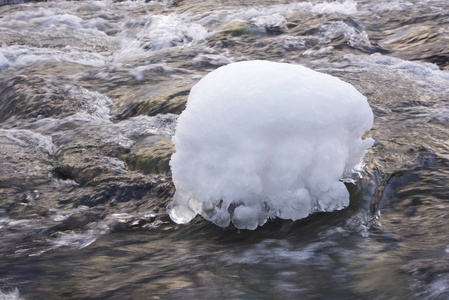 全景场面与冰和雪在河安莫在巴伐利亚, 毒菌