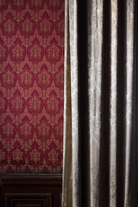窗帘的细节覆盖红色墙纸墙