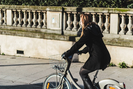 女孩骑自行车在巴黎, 法国