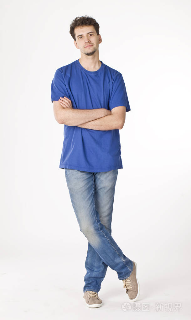 平静的人站在交叉的手和腿