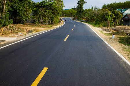 冒险之方向无限弯曲的道路与黄线.冒险, 旅行, 成功的概念照片