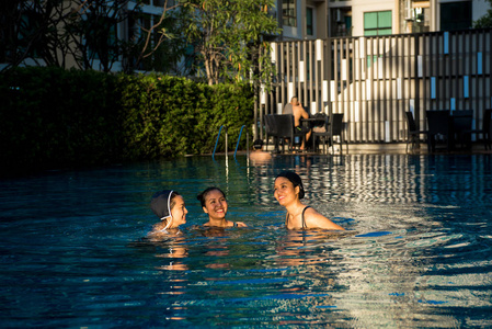 三名女性朋友一起在游泳池里玩 togethe