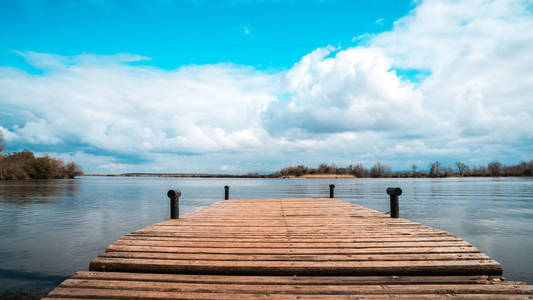 美丽的景色 Paliastomi 湖, moorage 在小沿河