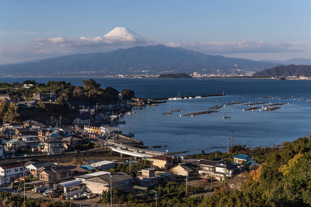 在冬晚的山富士与骏河湾湾的伊豆镇景观