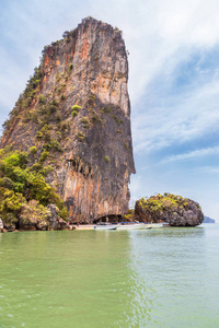 从泰国攀雅湾安达曼海的石灰岩岛看热带海滩