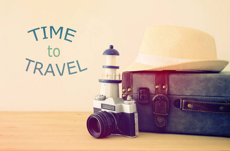 旅行者古董行李, 照相机和软呢帽帽子在木桌。假日和假期概念