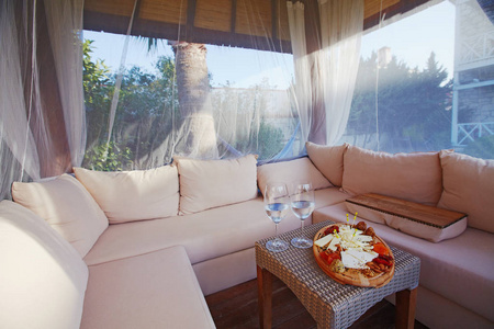 草地上的凉亭, 柔软的枕头和沙发, 在度假胜地提供奶酪和藤蔓