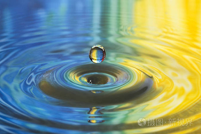 彩色水飞溅, 下落入水的背景