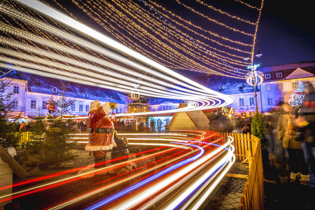 Sibiu 圣诞市场在特兰西瓦尼亚, 罗马尼亚。长时间曝光