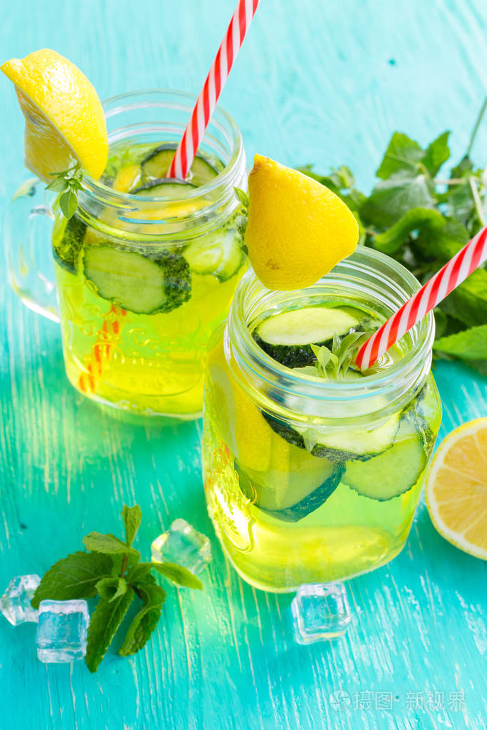 木质玻璃罐中的柠檬水饮料