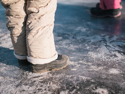 绿头鸭在冰上行走图片