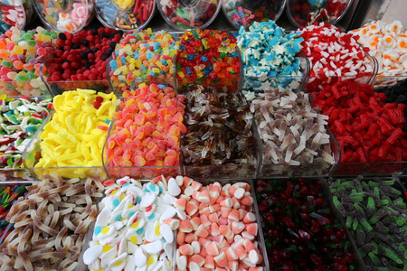 印度尼西亚在这里卖冰上卖家矢量推销员字符销售在书店 candyshop 或