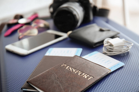 旅行手提箱上的文件和旅游用品图片