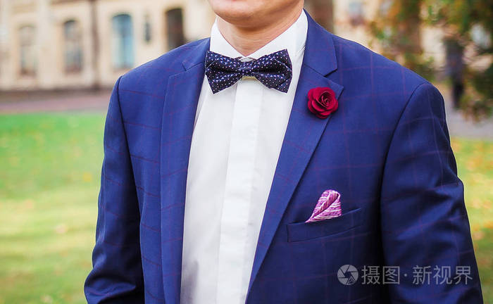 穿着蓝色西装的新郎领结特写镜头