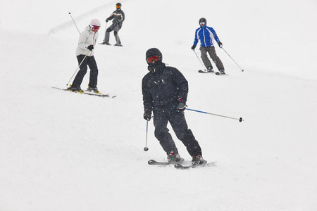 雪下的滑雪者。冬季运动。滑雪坡