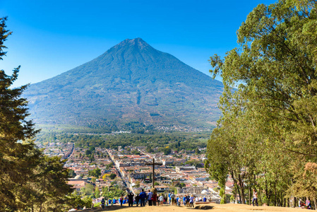 圣克鲁斯从山到老历史名城安提瓜和在危地马拉玛雅高地火山的观点