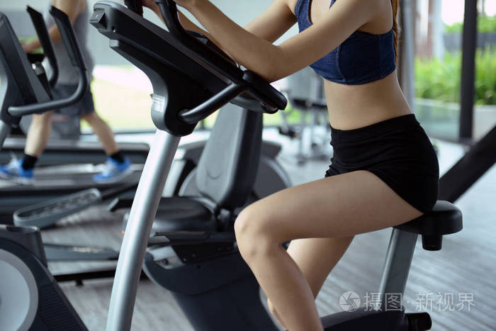 在健身房锻炼, 女人想要有一个美丽的身体与 fi