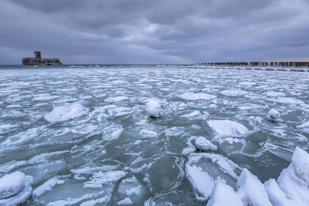 波兰格丁尼亚波罗的海的冰冻海岸线