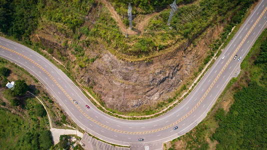 泰国碧差汶省小山上的沥青路。Aeria