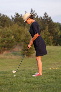 年轻的女人，业余，打高尔夫球