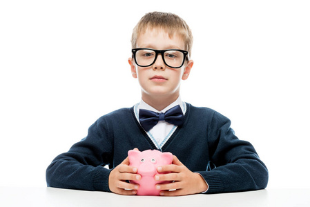一个成功的男孩与小猪银行粉红色的白色 b 的肖像