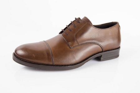 男性棕色皮革优雅的鞋在白色背景, 独立的产品, 舒适的鞋类